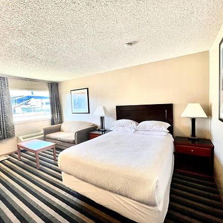 Royal Hotel Lloydminster Exterior photo