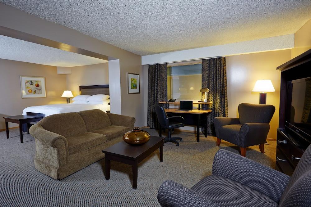 Royal Hotel Lloydminster Exterior photo
