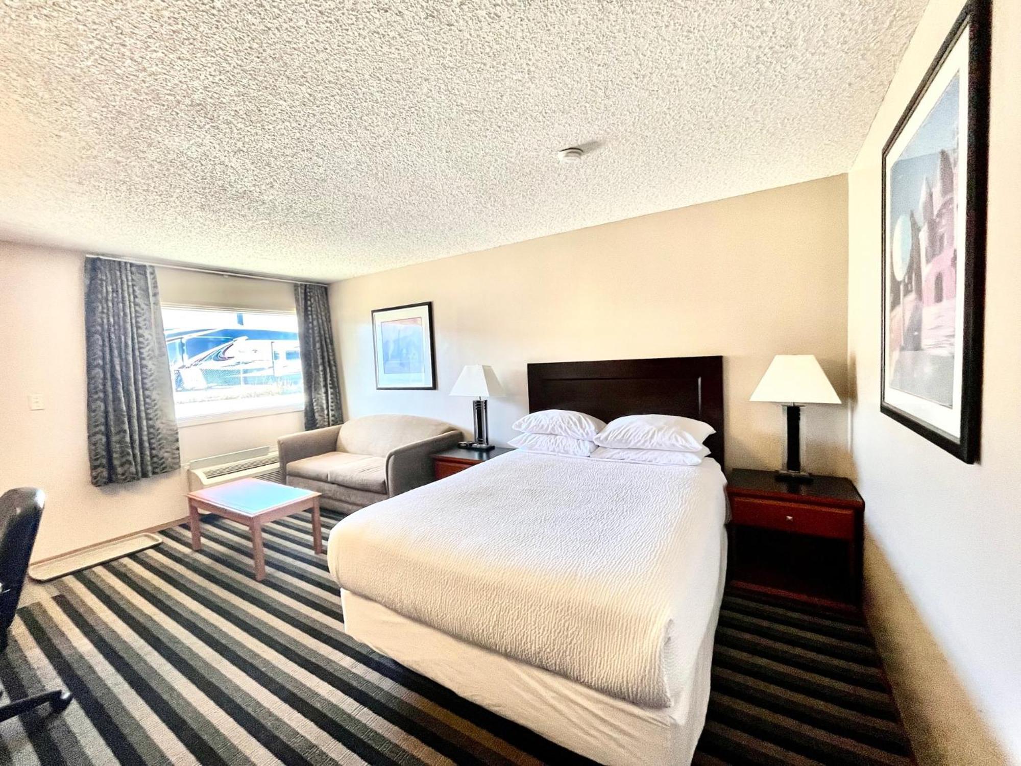 Royal Hotel Lloydminster Exterior photo