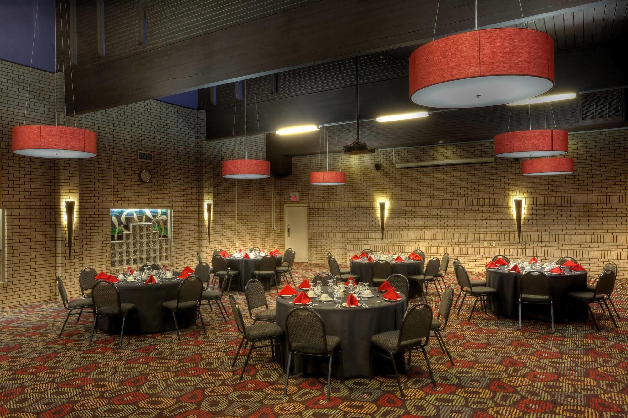 Royal Hotel Lloydminster Exterior photo